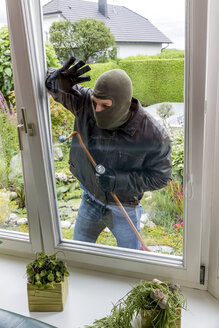 Einbrecher versucht, ins Haus zu gelangen - EJWF000585