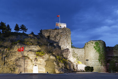 Türkei, Provinz Isparta, Egirdir, Mustafa Kemal Atatuerk Gedenkstätte im Schloss am Abend - SIEF005868