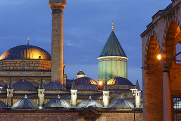 Türkei, Anatolien, Zentralanatolien, Konya, Mevlana Museum, Mevlana Muezesi mit Rumi Mausoleum am Abend - SIEF005871