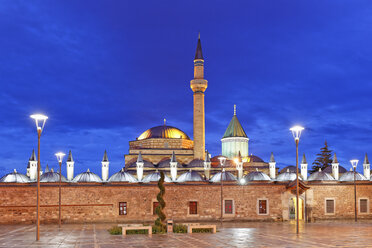 Türkei, Anatolien, Zentralanatolien, Konya, Mevlana Museum, Mevlana Muezesi mit Rumi Mausoleum am Abend - SIEF005872
