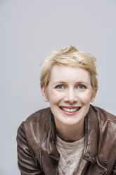 Portrait of smiling woman with blond short hair - TCF004091