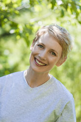 Porträt einer lächelnden Frau mit kurzen blonden Haaren - TCF004293