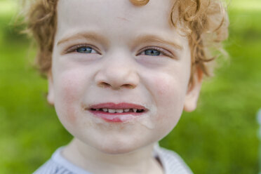 Porträt eines lächelnden kleinen Jungen, bedeckt mit Eiscreme - TCF004253