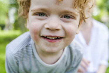 Porträt eines lächelnden kleinen Jungen - TCF004255