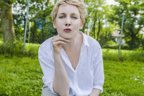 Porträt einer Frau mit küssenden Lippen - TCF004261
