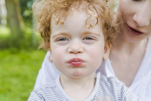 Porträt eines kleinen Jungen mit Schmollmund - TCF004257