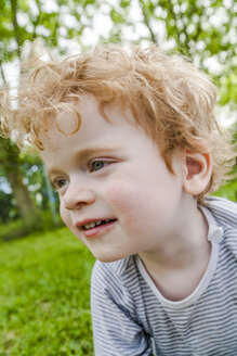 Porträt eines lächelnden kleinen Jungen - TCF004260
