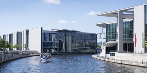 Deutschland, Berlin, Paul-Loebe-Gebäude und Marie-Elisabeth-Lüders-Gebäude, Spree mit Ausflugsschiff, lizenzfreies Stockfoto