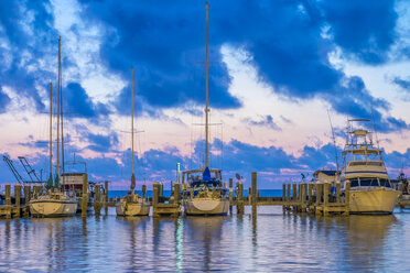 USA, Texas, Fulton Harbor am Abend - ABAF001455