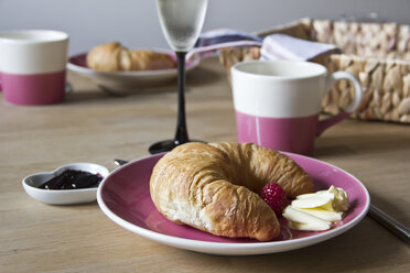 Croissant mit Butter auf dem Teller, Marmelade und Café au lait - YFF000219