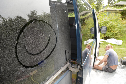 Germany, Zeuthen, Man mending car paint - BFRF000504