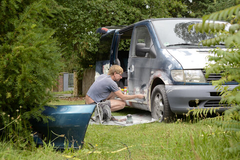 Deutschland, Zeuthen, Mann flickt Autolack - BFRF000506