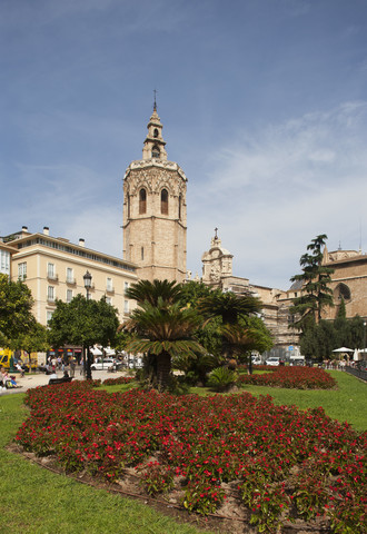 Spanien, Valencia, Plaza de la Reina, Glockenturm Miguelete und Puerta de los Hierros, lizenzfreies Stockfoto