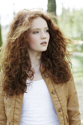 Porträt eines Mädchens mit lockigem rotem Haar - GDF000406