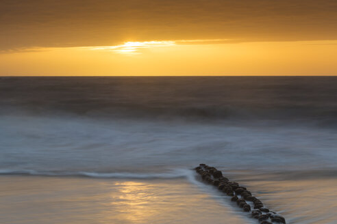 Deutschland, Schleswig-Holstein, Sylt, Nordsee, Wellenbrecher bei Sonnenuntergang - SRF000766