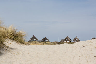 Germany, Schleswig-Holstein, Sylt, Hoernum, Odde, thatched-roof houses at dune - SRF000771