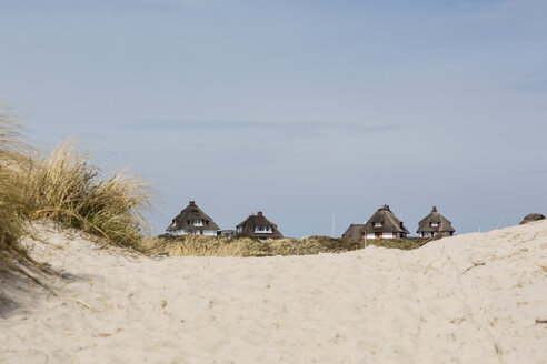 Germany, Schleswig-Holstein, Sylt, Hoernum, Odde, thatched-roof houses at dune - SRF000771