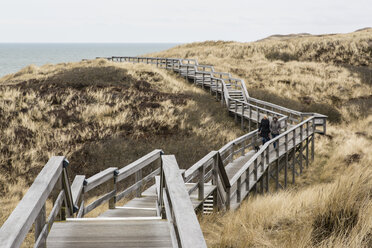 Deutschland, Schleswig-Holstein, Sylt, Holzpromenade durch die Dünen - SRF000775