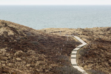 Deutschland, Schleswig-Holstein, Sylt, Holzsteg durch die Dünen - SRF000777