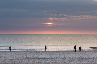 Deutschland, Schleswig-Holstein, Sylt, Nordsee, Sonnenuntergang am Strand, vier Personen - SRF000790