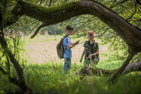 Zwei Jungen verbringen ihre Zeit in der Natur, lizenzfreies Stockfoto