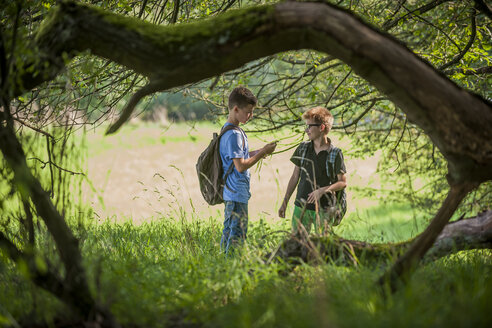 Zwei Jungen verbringen ihre Zeit in der Natur - PAF000868