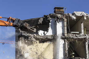 Deutschland, Abrissbagger beim Abriss eines alten Mehrfamilienhauses - MIDF000001