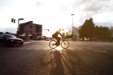 Deutschland, Berlin, Geschäftsmann beim Radfahren in der Stadt, lizenzfreies Stockfoto