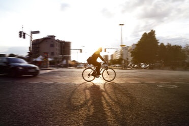 Deutschland, Berlin, Geschäftsmann beim Radfahren in der Stadt - FKF000636