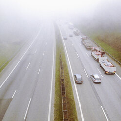 nebel über der Autobahn, Hamburg, Deutschland - MEMF000434