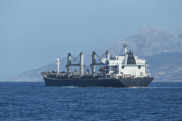 Marokko, Tanger, Meerenge von Gibraltar, Frachtschiff - KBF000145