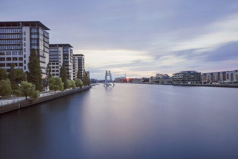 Deutschland, Berlin, Blick auf die Spree in der Dämmerung - HCF000057