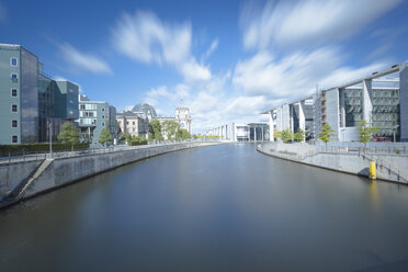 Deutschland, Berlin, Blick auf Spree und Regierungsviertel - HCF000059