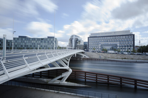 Deutschland, Berlin, Blick auf Spree und Brücke - HCF000063