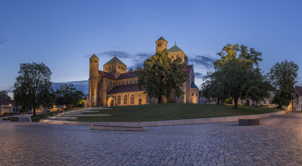 Deutschland, Niedersachsen, Hildesheim, St. Michaelis Kirche am Abend - PVCF000095