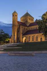 Deutschland, Niedersachsen, Hildesheim, St. Michaelis Kirche am Abend - PVCF000096