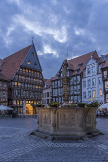 Deutschland, Niedersachsen, Hildesheim, Marktplatz, Rolandbrunnen und Fleischerinnungshalle am Abend - PVCF000097