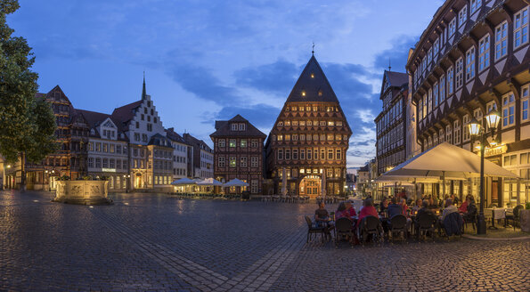 Deutschland, Bayern, Hildesheim, Marktplatz am Abend - PVCF000099