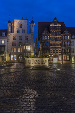 Deutschland, Niedersachsen, Hildesheim, Marktplatz, Rolandbrunnen, Wedekindhaus und Tempelhaus links, lizenzfreies Stockfoto