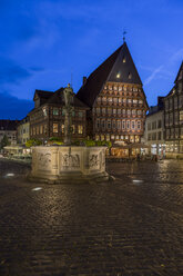 Germany, Lowe Saxony, Hildesheim, Market place, Roland fountain and Butchers' Guild Hall in the evening - PVCF000103