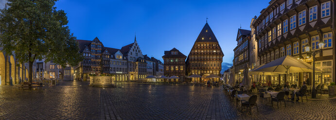 Deutschland, Bayern, Hildesheim, Marktplatz am Abend, Panorama - PVCF000105