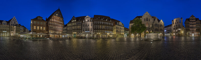 Deutschland, Bayern, Hildesheim, Marktplatz am Abend - PVCF000106