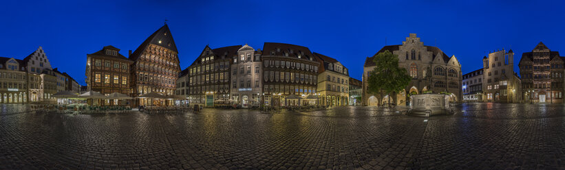 Germany, Bavaria, Hildesheim, Market place in the evening - PVCF000106