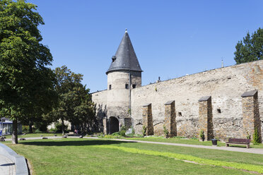 Deutschland, Rheinland-Pfalz, Andernach, Alte Stadtmauer mit Turm - CSF022732