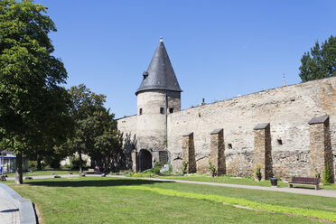 Germany, Rhineland-Palatinate, Andernach, old city wall with tower - CSF022732