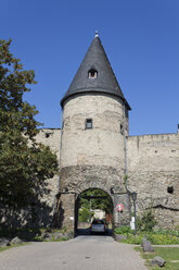 Deutschland, Rheinland-Pfalz, Andernach, Alte Stadtmauer mit Turm und Tor - CSF022733