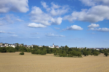 Deutschland, Rheinland-Pfalz, Obermendig, Tonlandschaft und Stoppelfelder - CSF022734