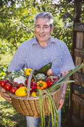 Germany, Northrhine Westphalia, Bornheim, Senior man holding vegetable basket - MFF001216