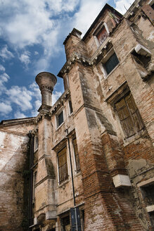 Italien, Provinz Venedig, Chioggia, Haus in einem Hinterhof - AP000003