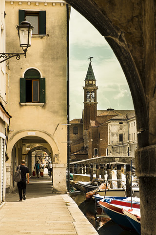 Italien, Provinz Venedig, Chioggia, Stadtbild mit Kirchturm, lizenzfreies Stockfoto